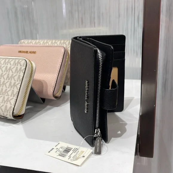 MICHAEL KORS
Medium Crossgrain Leather Wallet
Black
NWT - Picture 12 of 16